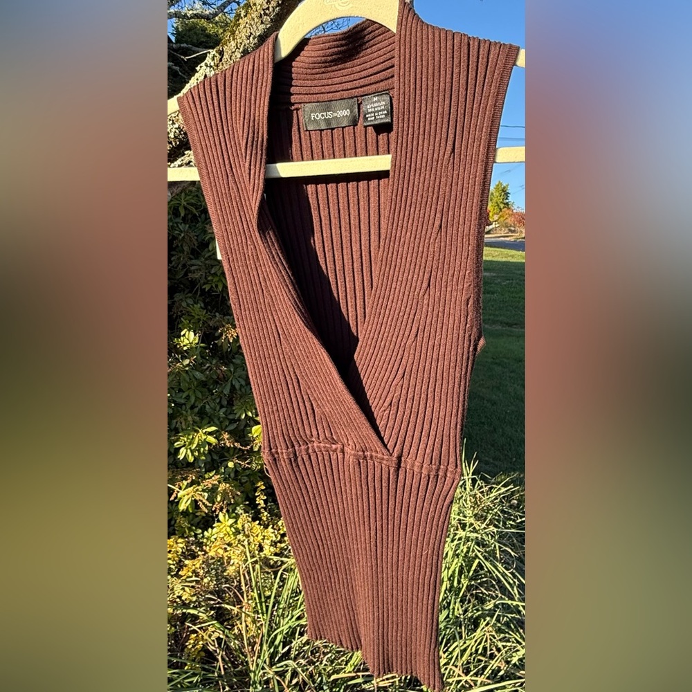 NWT Brown Focus sleeveless sweater.💝